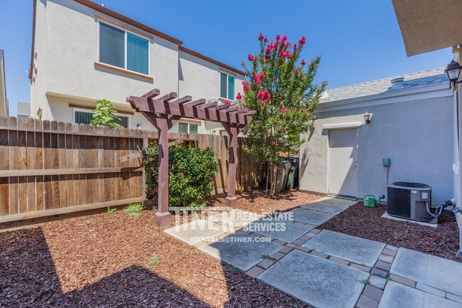 2443 Erickson St