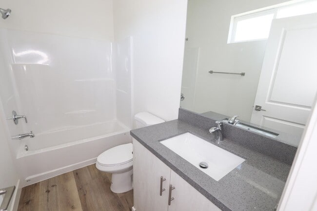 Photo - 3 Bedroom, 2 Bath available now! Newer con...