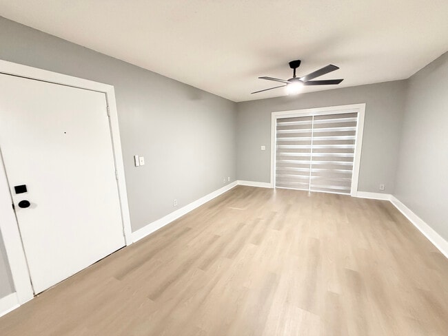 Building Photo - 1830 Abbey Rd Unit 105