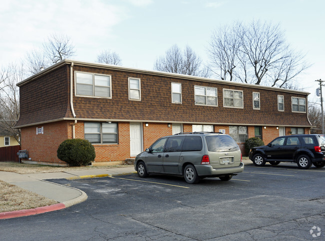 Building Photo - Oakwood Townhomes