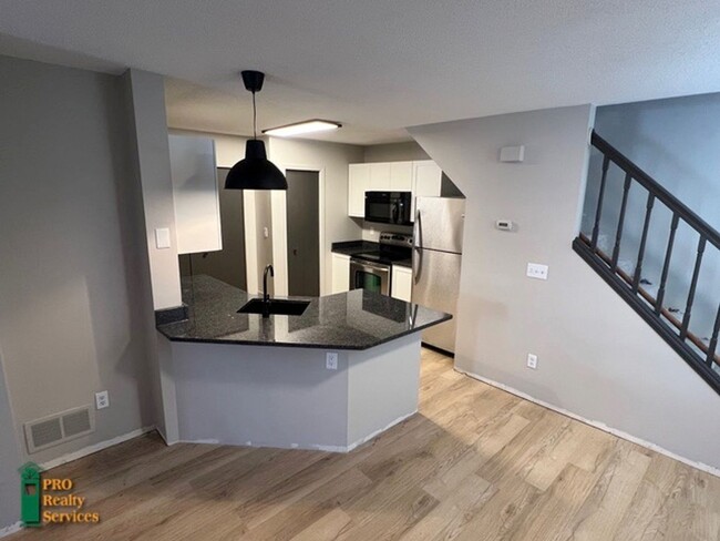 Recently Remodeled 2 Bedroom Townhome - Recently Remodeled 2 Bedroom Townhome