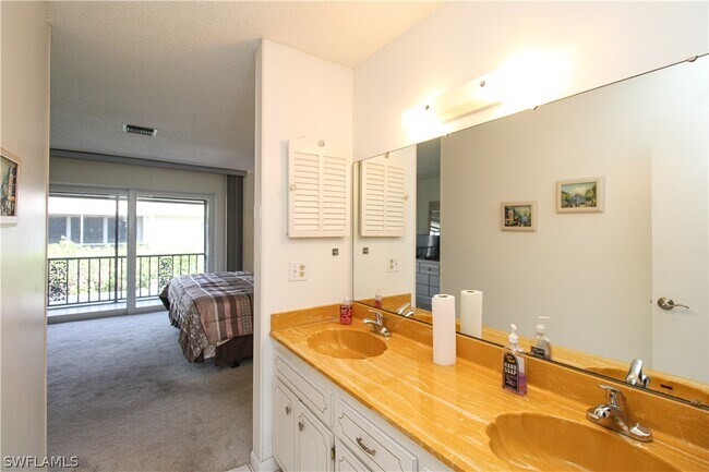 Building Photo - 239 Palm Dr Unit 2