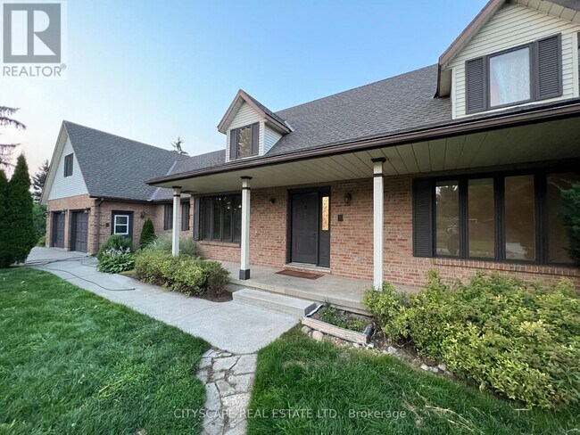 Photo - 2361 Victoria St N