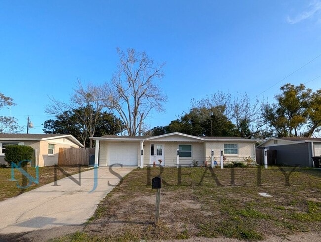 Building Photo - Fabulous 3/1/1 980 Sq. Ft. with NEW AC, NEW flooring, UPDATED kitchen & bath with GRANITE counter...