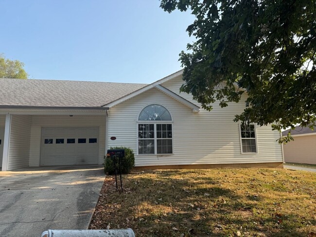 Building Photo - 104 Cedar Tree Ln Unit B