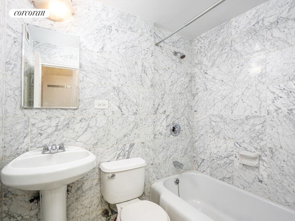 Photo - 35 E 35th St