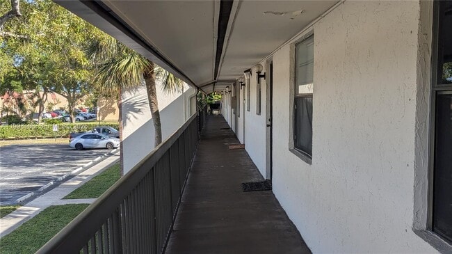 Photo - 6001 Shaker Wood Cir Unidad 205