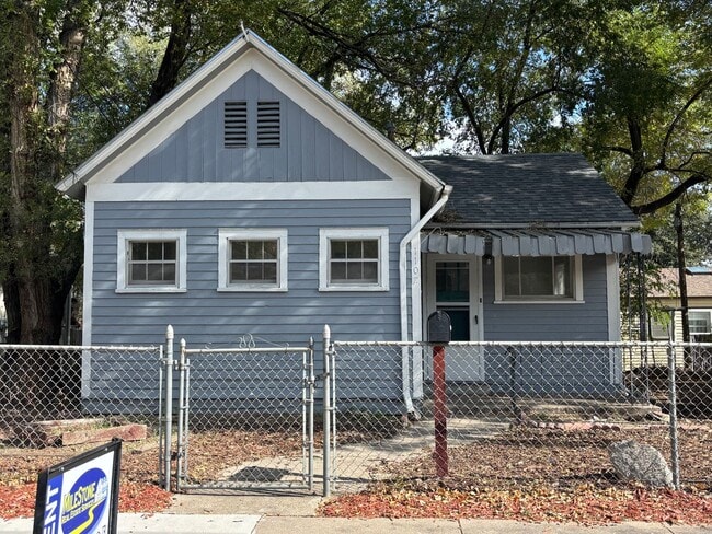 Building Photo - 1 Bedroom 1 Bathroom w/Office - Available ...