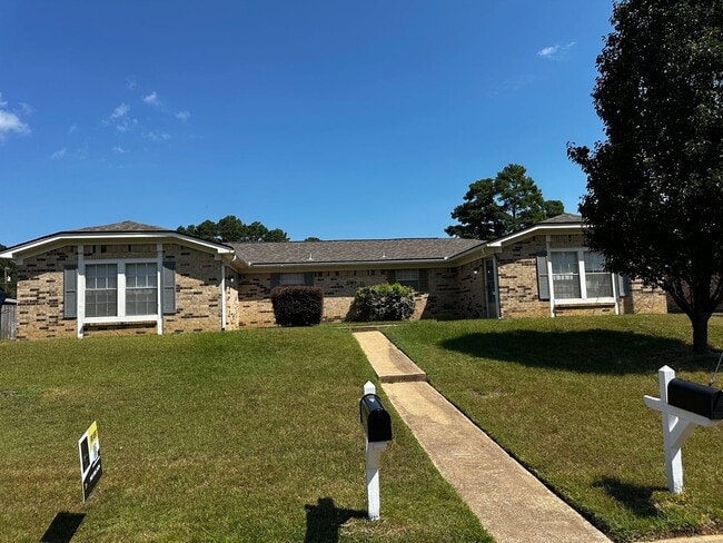 Building Photo - Beautifully updated 2 Bedroom duplex in PT Rental