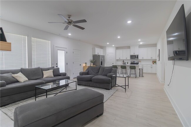 Photo - 112 S Broyles Ave