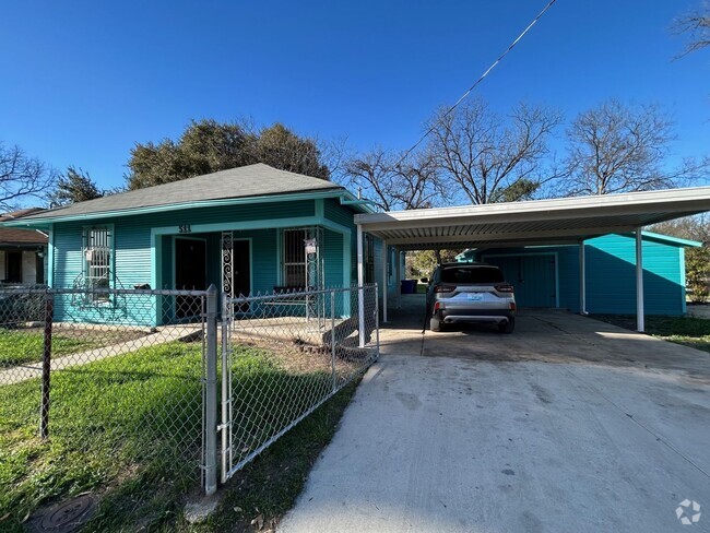 Building Photo - Super Cute 3b/2bth ready to be loved by you! Rental