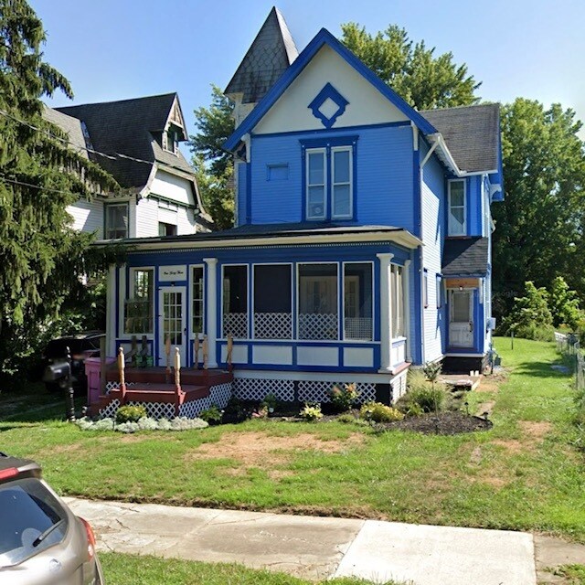 143 W 1st St
