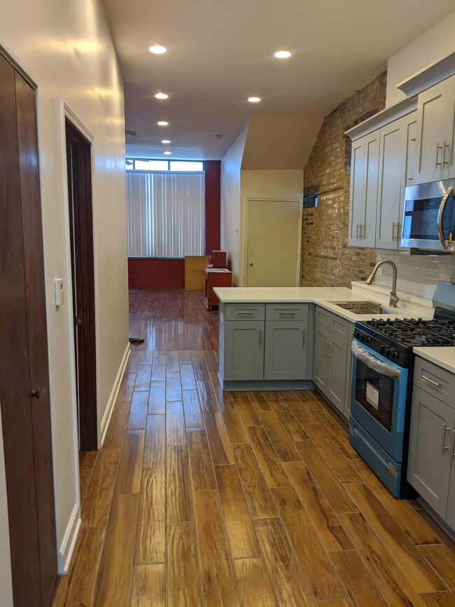 Building Photo - 1540 W 17th St Unit Apt 1