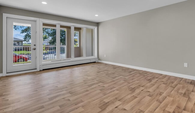 extra windows - 318 108 St Unit 105