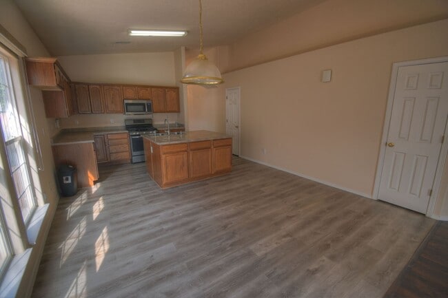 Photo - 908 Tumulus Dr NW