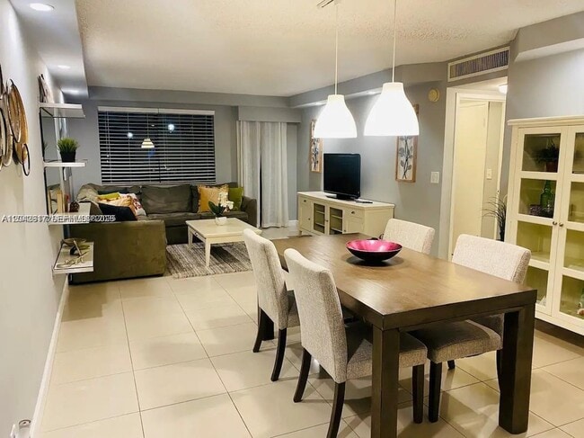 Photo - 301 Golden Isles Dr Unidad 109