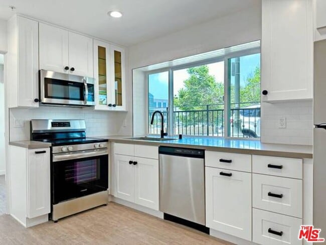 Building Photo - 10560 Santa Monica Blvd Unit 100 Rental