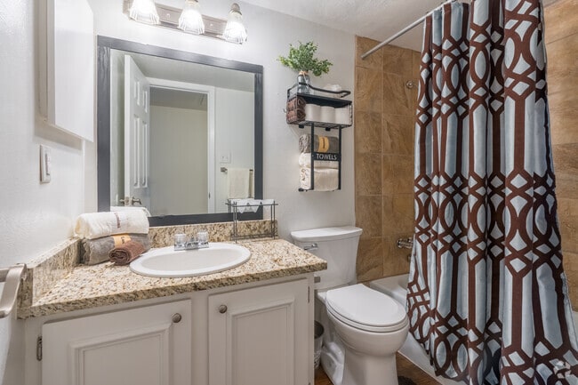 2BR, 2BA - 1,040SF - Bathroom