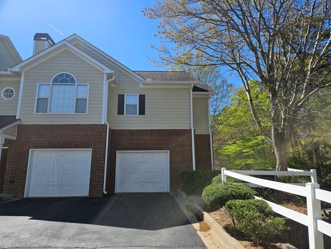 Building Photo - Rare 2 bed 2 bath condo with 1 car garage located in Smyrna