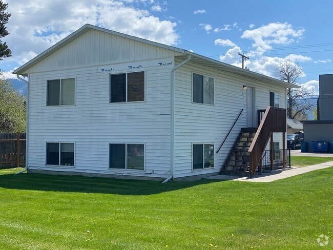 Building Photo - $1.425 | 2 Bed / 1 Bath Apartment on the N... Unit #B