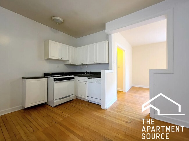 Building Photo - 3732 N Pine Grove Ave Unit 1