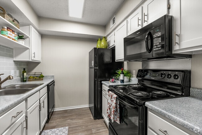 1BR, 1BA- 686 SF - Kitchen
