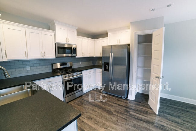 Photo - 372 Canada Dr