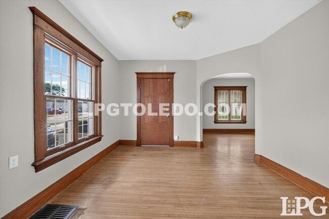 Photo - 3318 Stickney Ave