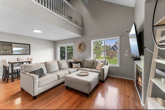 Photo - Elegant 3-Bed Single Family with Fireplace & Hardwood Floors in Shakopee – 2345 Sq Ft of Comfort