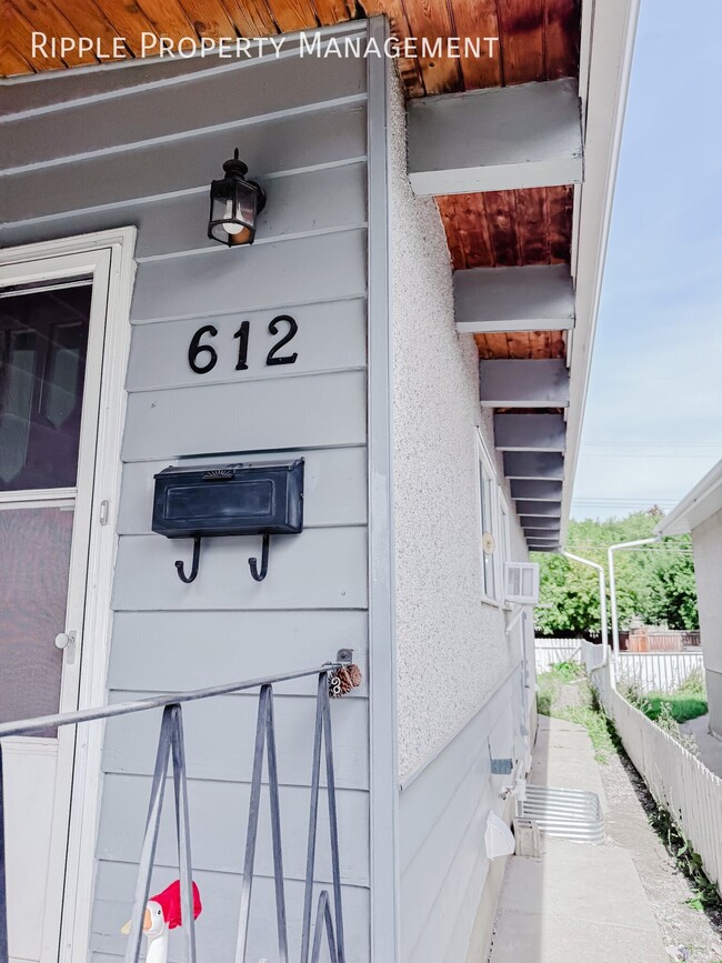 NEWLY RENOVATED 3 BEDS, 1 BATHS LOWER UNIT