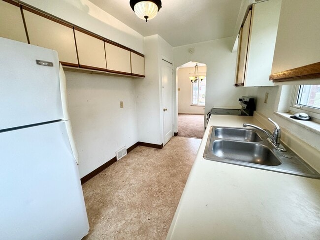 Photo - Beautiful Three Bedroom with Basement and Garage