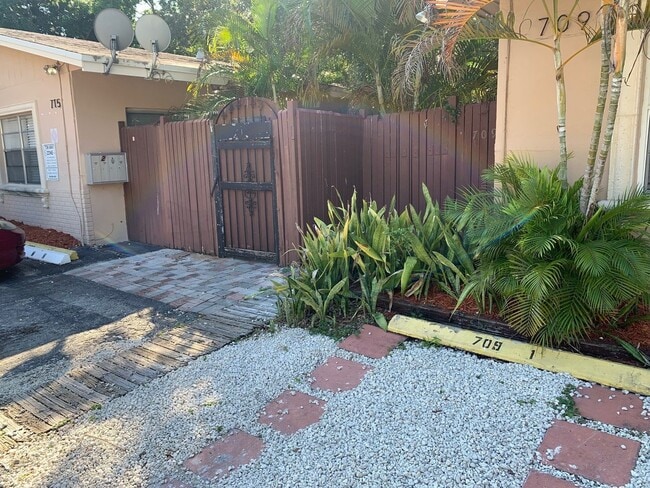 Building Photo - 715 SW 14th Ave Unit 1