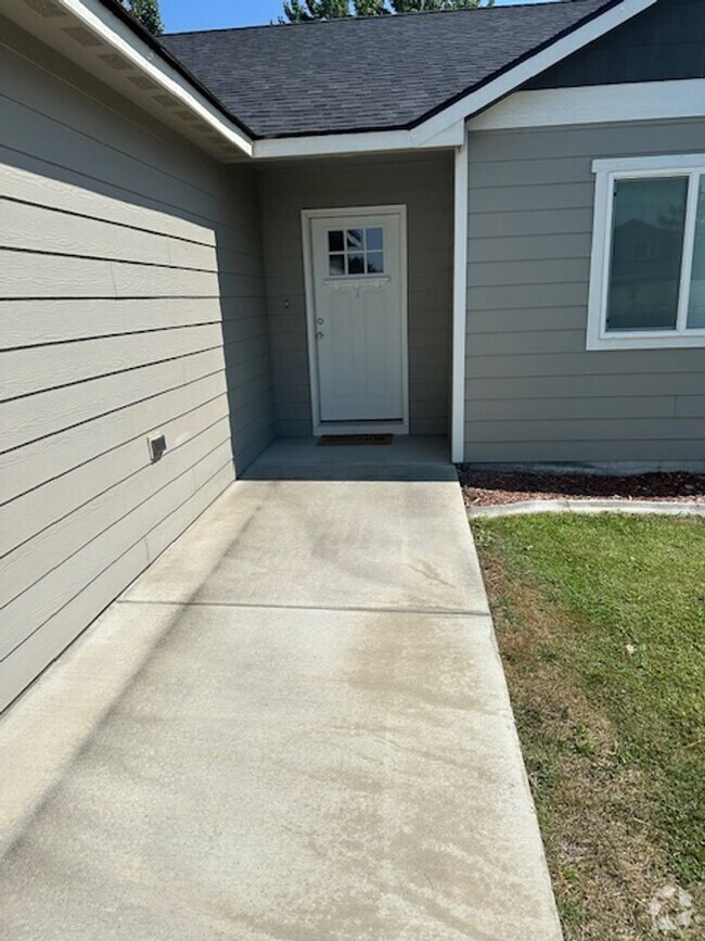 Building Photo - **Charming 3-Bedroom Home - Ready for You!**