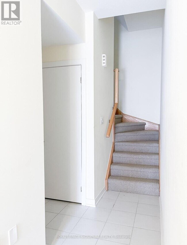 Photo - 590 N Service Rd