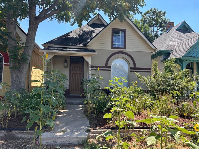 Building Photo - $0 DEPOSIT OPTION. CHARMING 3BED/2BATH VIC... Rental