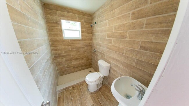 Building Photo - 2940 NW 88th St Unit b