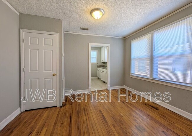 Photo - 222 E 43rd St