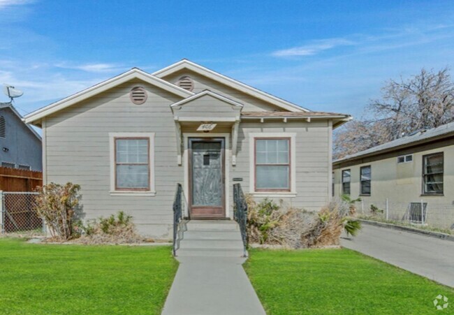 Building Photo - Charming 2 bed 1 bath Home  in Oildale $1,...