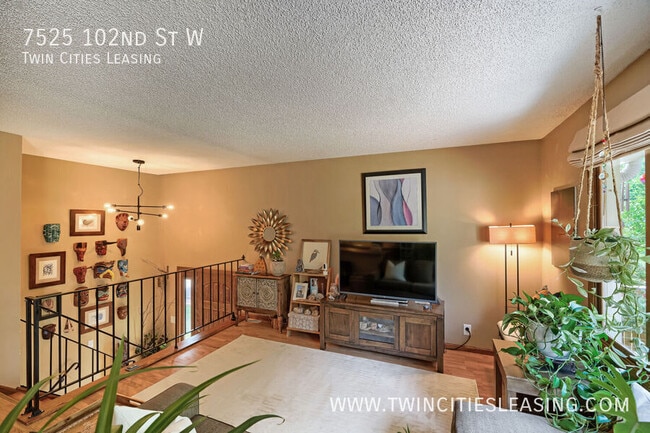 Photo - 7525 W 102nd St