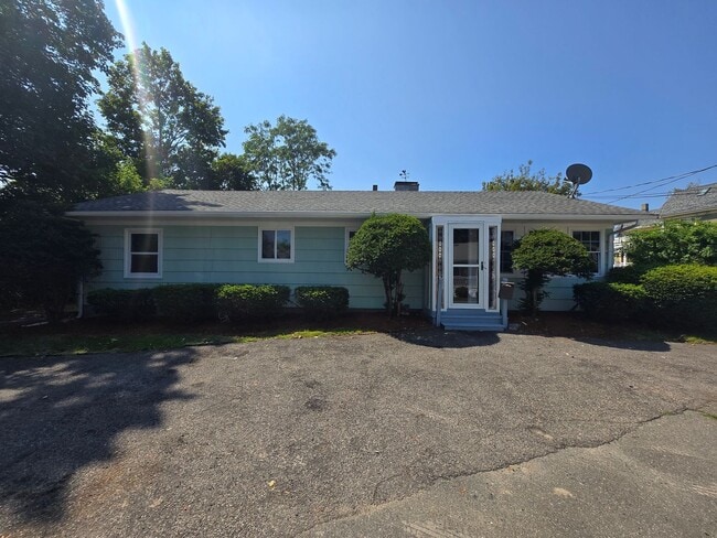 Photo - 4 Bd 1.5 Bath Single Family House in Hyde Park Available 12/1