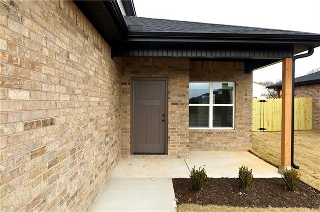 Photo - 512 Cosmos St