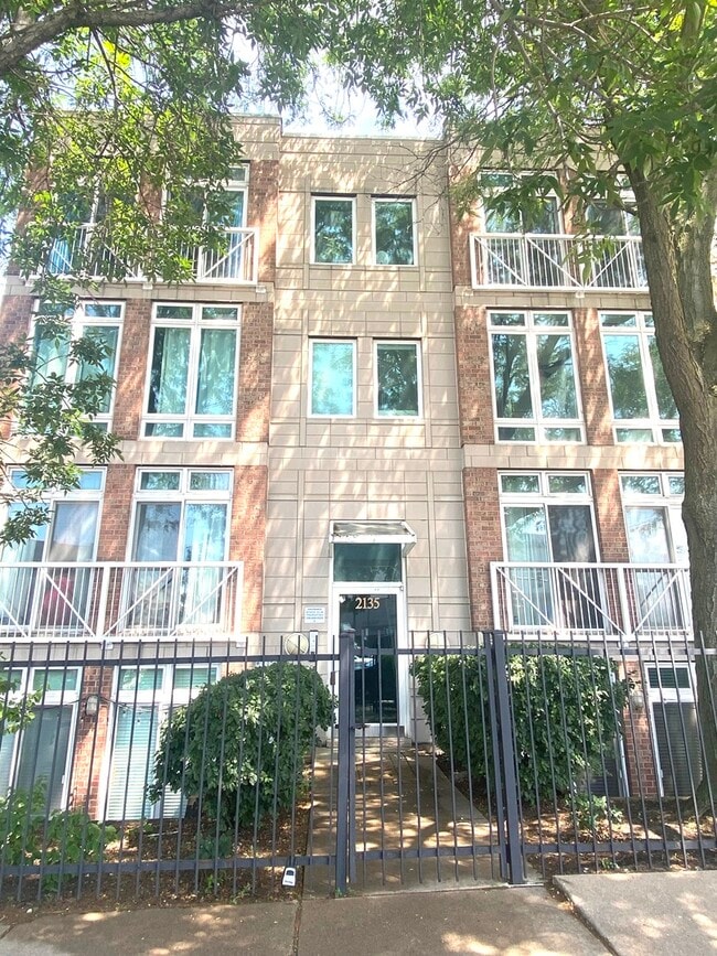 Building Photo - 2135 N Southport Ave Unit 102