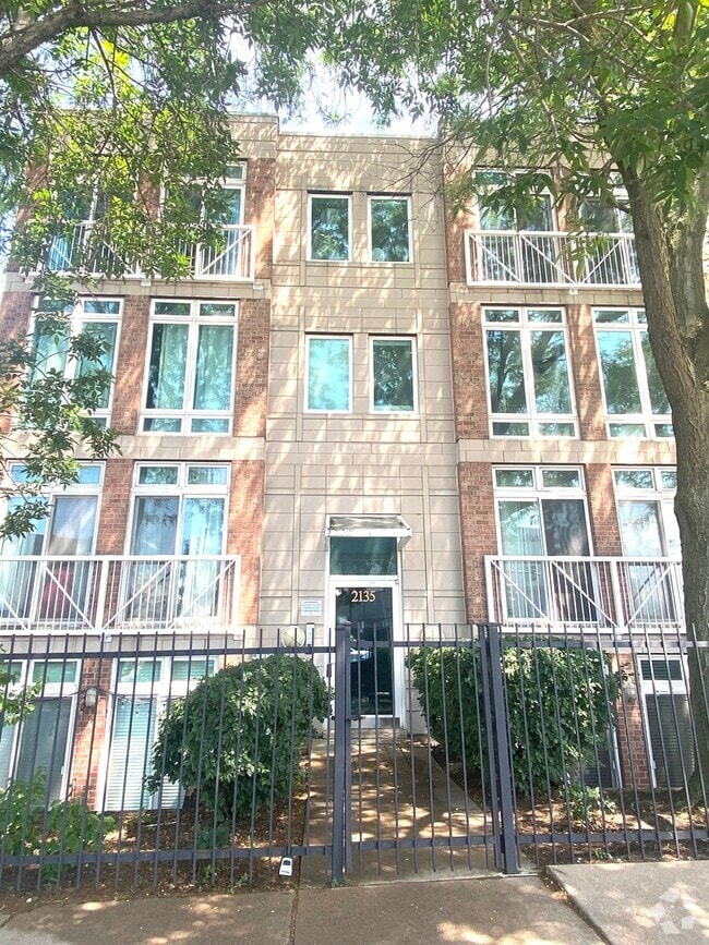 Building Photo - 2135 N Southport Ave Unit 102 Rental