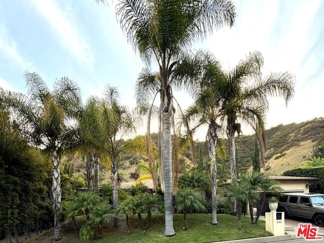 Building Photo - 1727 San Ysidro Dr