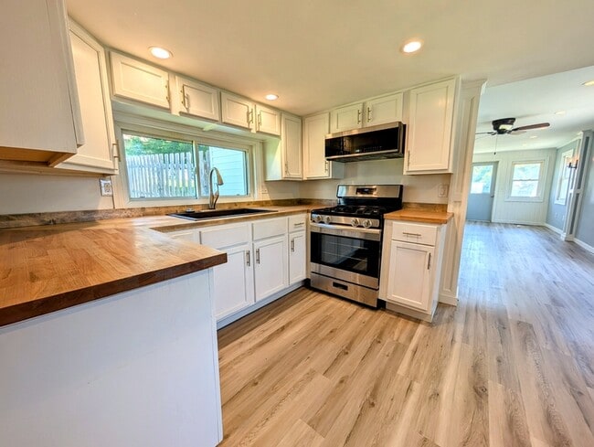 Photo - 905 E 8th St S