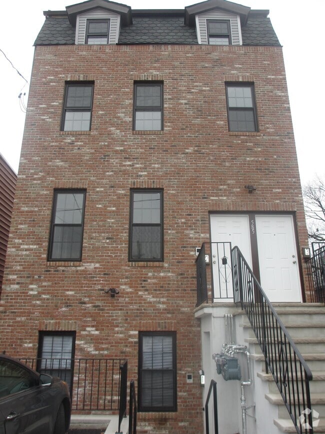 Building Photo - 585 Bramhall Ave Unit 1 Rental