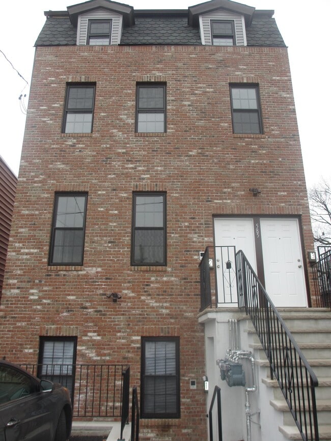 Building Photo - 585 Bramhall Ave Unit 1 Rental