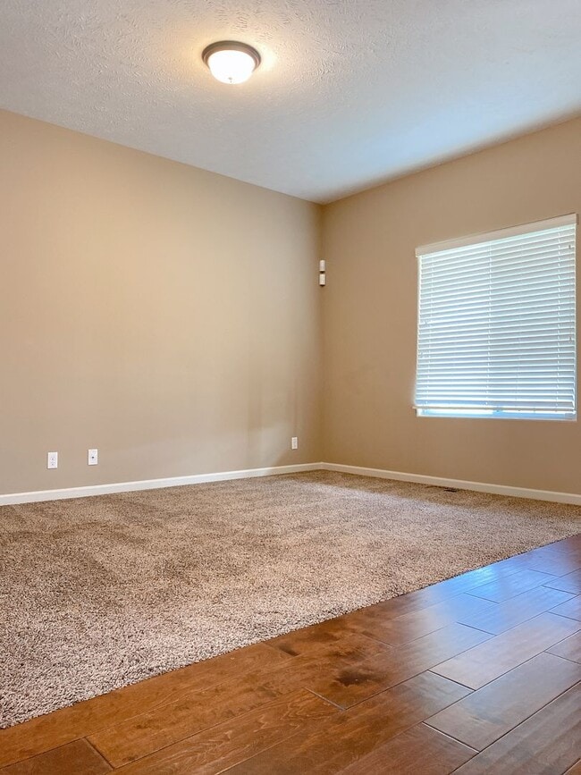 Photo - Beautiful & Nearly new SW Chalco area 4 be...