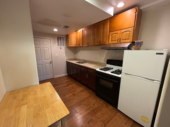 Eat-in kitchen - 1477 26th Ave Unit #B