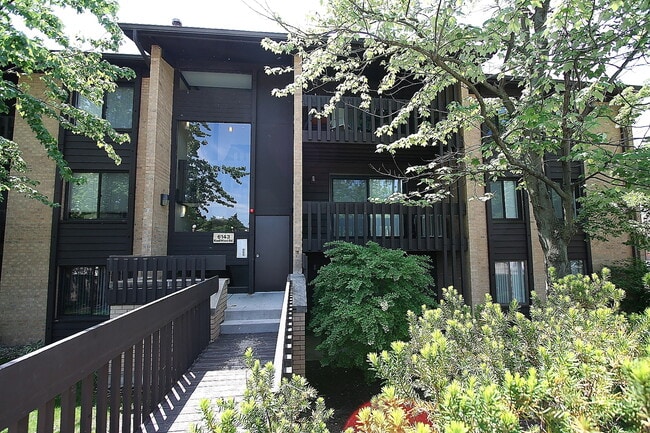 Building Photo - 6143 Knoll Wood Rd Unit 106